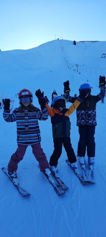 1.-Junior-Skitag_13.01.2024_Team-Lara-und-Steffi2